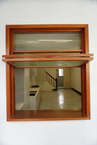 石黑建裝 - 台南-老屋翻新-府東街-1F-客制木窗（開啟狀態）