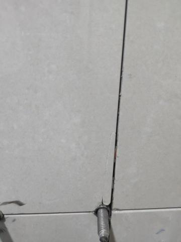 潘韋安 - 拋光石英磚裂縫修補前