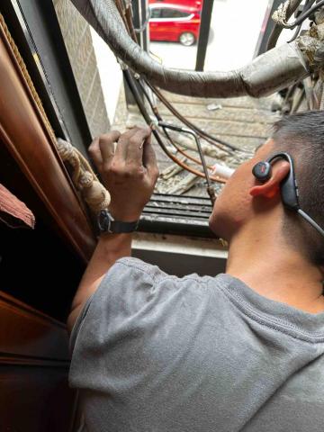 潔濬冷氣空調 - 潔濬冷氣空調旗下師傅皆有冷凍空調證照 ～專業且經驗豐富 - 此圖為師傅在銅管燒結作業