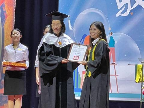 李函蒨 - 文藻五專畢業（現英文二技）