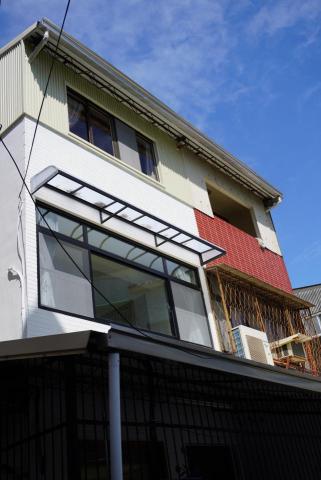 石黑建裝 - 這兩間透天原本是親戚，但因分家的關系，左邊這間賣給了我的業主。原本房子的狀態，跟原本右邊的房子的狀態一樣。

外牆：防水全部重新施作
2F-新設氣密窗(10mm強化玻璃）
3F-將石棉瓦板  換成  不銹鋼板