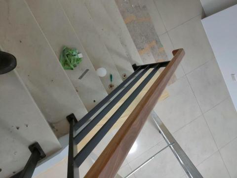 潘韋安 - 舊扶手拆除後的洞填補前