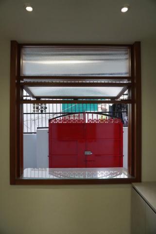 石黑建裝 - 台南-老屋翻新-府東街-1F-客制木窗（開啟狀態-由內向外拍攝）
