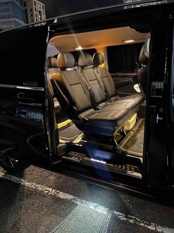 高級商務包車旅遊機場接送 - 8、9座內裝