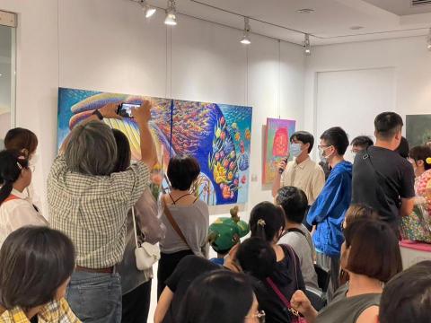 謝朋烊 - 畢業展成果發表，我是手持麥克風那位