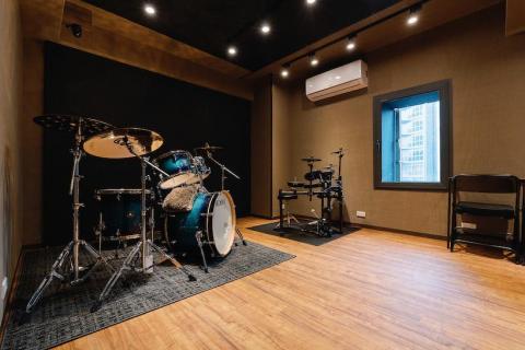 這球爵士鼓專門學院 - 