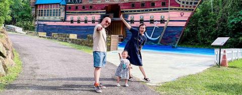 孫露卉 - 看了很多網路媽咪推薦的『海盜村』
這兩天一夜一泊四食的行程，Panny可是期待了好多天呢！看更多: https://superlu.pixnet.net/blog/post/342181440

海盜村距離紫南宮溪頭以及鹿谷等景點都非常近，來南投旅遊安排在此住宿去其他地方遊玩都非常方便，一票玩到底，一日遊也很好安排～

園內就有許多遊樂設施，像是小小孩都超愛的小火車、海盜船、旋轉木馬...Panny都是一玩再玩，玩不膩到都不想回家啦?
真的超推薦爸媽帶寶貝來走走~
我們全家都還想再來
期待下次見~?