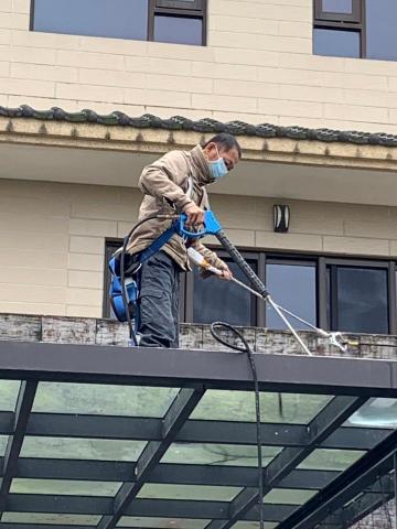 大塊企業有限公司(大塊清潔) - 民宿採光罩及圍牆清洗