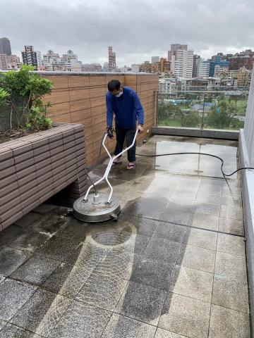 大塊企業有限公司(大塊清潔) - 頂樓地板清洗