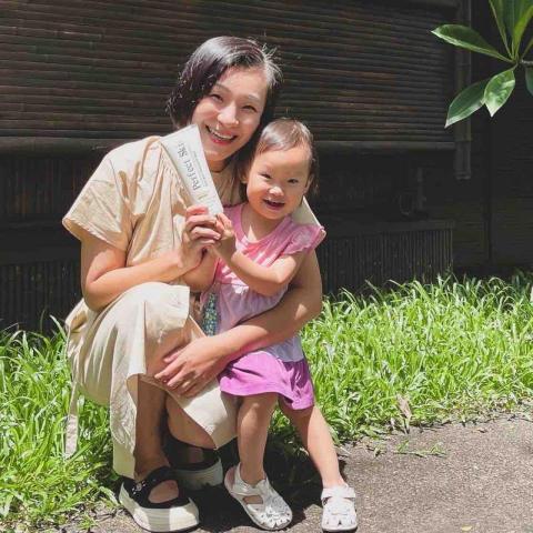 孫露卉 - 最近出遊太陽超大曬的頭髮乾乾的，也因為一直出油一直洗頭，頭髮真的好毛躁啊!

就因為這樣找到一個超好用的護髮素
而且懶懶非常好快速沖洗就可跟毛躁Say bye~
超適合很忙多重宇宙太太我啊~

當然還不只這樣~它還有散發著迷人輕柔的淡雅花香味，超好聞到連愛漂亮的Panny都搶著跟我要呢!
這是我最近的最愛~推薦給大家!(啾)

鉑菲 Perfect Skin
產品特色:
✔️護色保濕因子｜柔順顧色
✔️銀杏萃取｜晶亮光澤✨
✔️何首烏萃取｜活化強健
✔️人蔘萃取｜活絡舒緩
✔️維他命B5｜柔軟彈性

使用