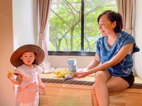 孫露卉 - 來山上住一晚，玩的超開心肚子餓餓的，還好有出門前有到全聯採購準備幾包張君雅解饞，不然餓起來媽媽我可是沒辦法收拾&hellip;

張君雅的好處是吃起來很有飽足感，這是的「新品」袋裝上有特別的icon「起司香蔥條餅」，是Panny平常愛吃的起司耶?️，這味道她非常喜歡，一口接一口的害我這位媽媽都沒怎麼機會吃到，只有拿袋子的份&hellip;

沒關係人家我還有大人味的香辣唐辛子和日式串燒丸子，哼！妳該不會連辣的都要跟我搶吧?
呼～好險這樣大人可以跟偷吃一個，一起享受下午茶的快樂時光❤️

維力鬥陣呷
#維力食品 #張君雅小妹妹 #起司