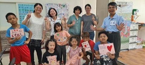 彭欣誼 - 陪孩子們完成寫給家人的卡片❤
讓孩子自由創作，表達自己的情感