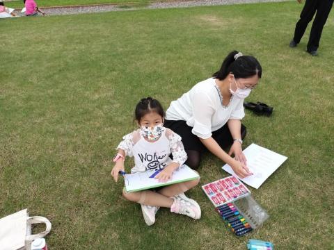 彭欣誼 - 陪孩子們户外寫真畫畫~