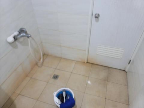 余先生 - 浴室牆面磁磚清潔前
