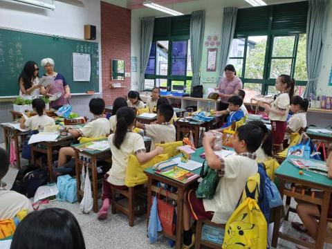 彭欣誼 - 在國小生命教育課程上
說故事給孩子們聽~
使用故事內容和孩子們互動❤