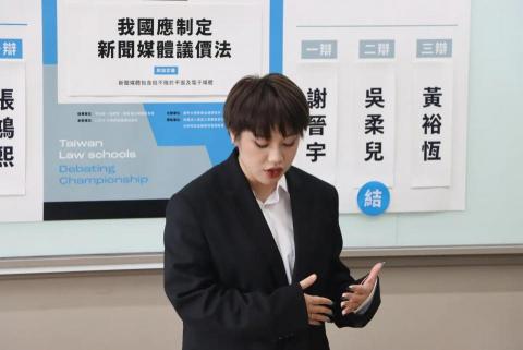 葉知淺 - 基本都會穿有領有袖的衣服