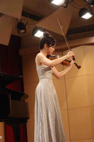 提供小提琴表演服務的專家邱笙驊