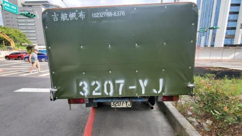 劉阜鑫 - 升降棚貨車載運