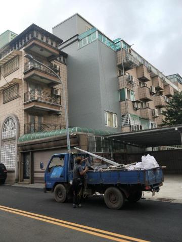 鐵鐵鐵屋 彩色浪板 - 在水泥外牆上加裝350型的裝潢板