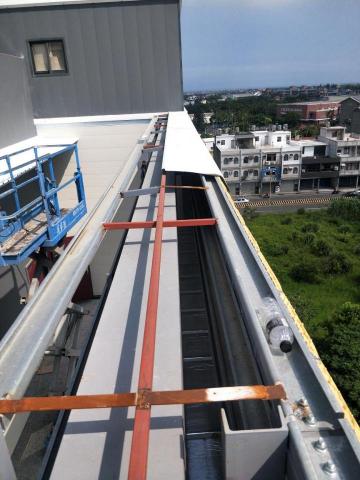 鐵鐵鐵屋 彩色浪板 - 加裝外牆的帽蓋