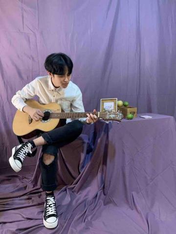 鄭家予 - 業餘吉他手