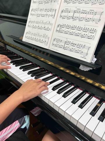 Sandy - 教導四年級學生彈琴