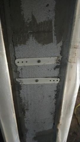 誌嘉 - 門的鐵片需拆除，才利於往後的，工序，先拆螺絲，一邊需要工具，將其翹起，不能傷害了白磚的主體，白磚很輕，很脆化，傷了不好補，再使用砂輪機將以切除，屋主委託之前的工班切除，口頭上答應了，但後來沒做，為什麼，因為費時，沒利可圖，就放置於不管，請款後就離去，像變心的女朋友，一去不回