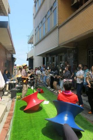 劉冀臻 - 籌劃市集的樂團表演，擔任電吉他主奏