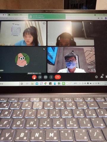 楊佾家 - 疫情時期線上輔導國小學生寫題目、檢討考卷