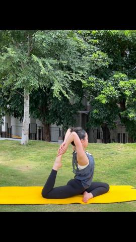 林宜璇 - 單腳鴿王式
伸展頸部和背部肌肉，開啟胸腔，促進背部血液循環，按摩腹部器官，增加身體活力。

