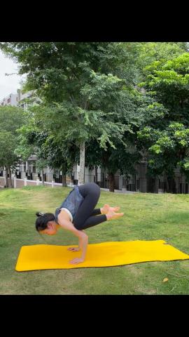 林宜璇 - 烏鴉式 
強化腹部肌群，增強背部、肩部肌肉，活化手腕關節，建立身體平衡和穩定性。