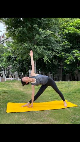 林宜璇 - 三角伸展式
強化腿部肌群，舒緩背部疼痛，促進身體穩定力量。