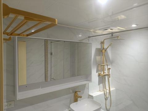 彭彥程 - 浴室修改，乾濕分離
業主喜愛白色系為主，故以白底大理石花紋的紋理磁磚，配色金色的衛浴用品，另在對面的牆面上穿插一條形金色馬塞克磁磚做對比，增加典雅豪氣的感覺
