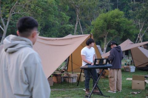 頻率音樂工作室 - 教師將樂器帶入自然，與天地和愛人共享音樂。