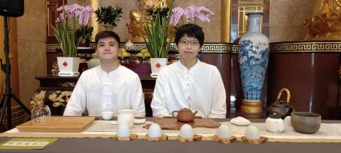 李弈德 - 於活動中擔任泡茶師