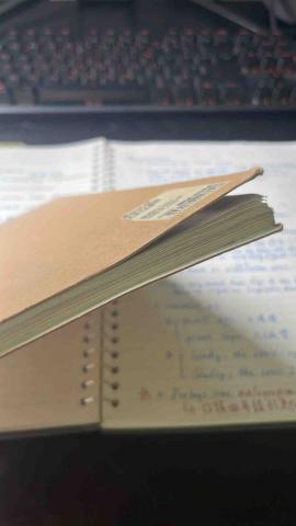 Yu Chen - 厚厚的一本語言學概論筆記本很有成就感！