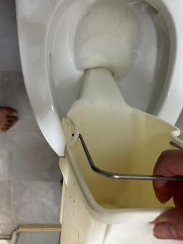 旭浪工程有限公司 - 清洗沙發的髒水