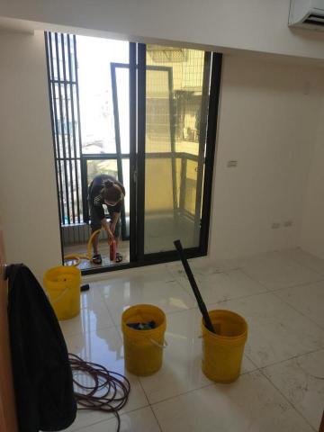 旭浪工程有限公司 - 陽台清洗中