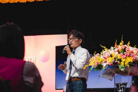 鄭志偉 - 大型演講會場翻譯
記者、立委、教育局、校方都在場