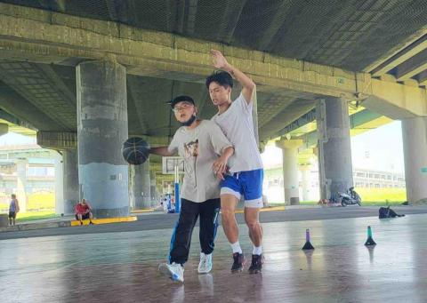 投籃技術指導 Shooting Trainer - 針對上籃對抗性訓練