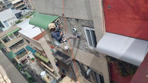 石黑建裝 - 台南-東區-衛國街-蜘蛛人吊掛拆除鐵窗工程-4