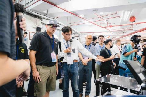 鄭志偉 - 詳細解說帶領導覽提供記者拍攝