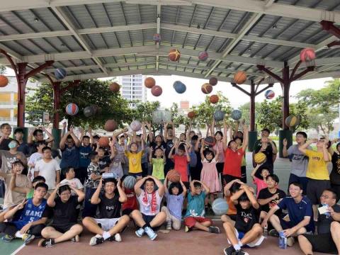 投籃技術指導 Shooting Trainer - 對於大團班採取分年齡層訓練
讓每一位孩子能在訓練之中享受
在玩樂之中學習到真正的技術