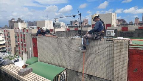 石黑建裝 - 台南-東區-衛國街-蜘蛛人吊掛拆除鐵窗工程-1