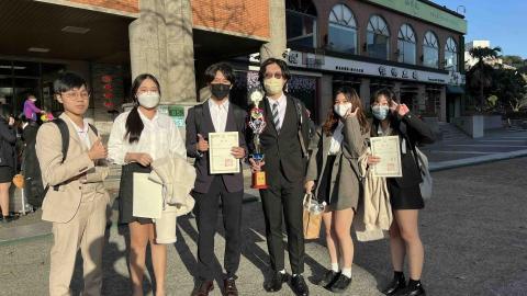 王昱婷 - 在2023年台灣大學所舉辦的全國大專院校菁英盃辯論比賽中獲得亞軍的成績