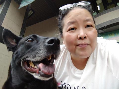 馬老師 - 馬老師與狗狗的合照。