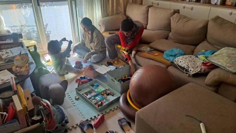 Vivian Huang - 陪小18歲的表弟玩遊戲