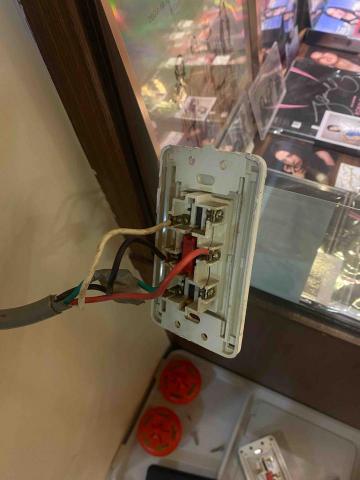 智凱水電工作室 - 鐵捲門開關更換