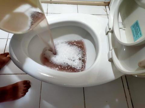 旭浪清潔有限公司 - 床墊清洗髒水