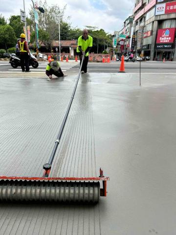 汪藤專業地坪工程 - 人行道粉光鋼輪拉線